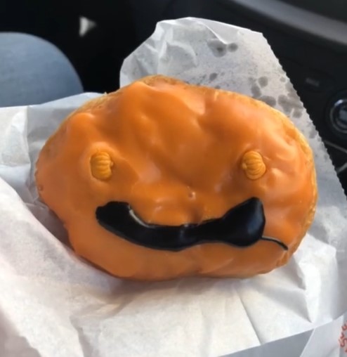 Dunkin’ Sold This Customer Its Jack-O’-Lantern Donut That Looked More Like Joker – People Can’t Stop Laughing
