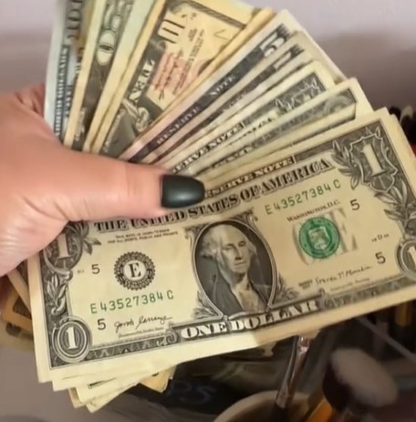 Cosmetologist, TikToker Reveals How Much She’s Saved After Keeping Tips For 8 Months